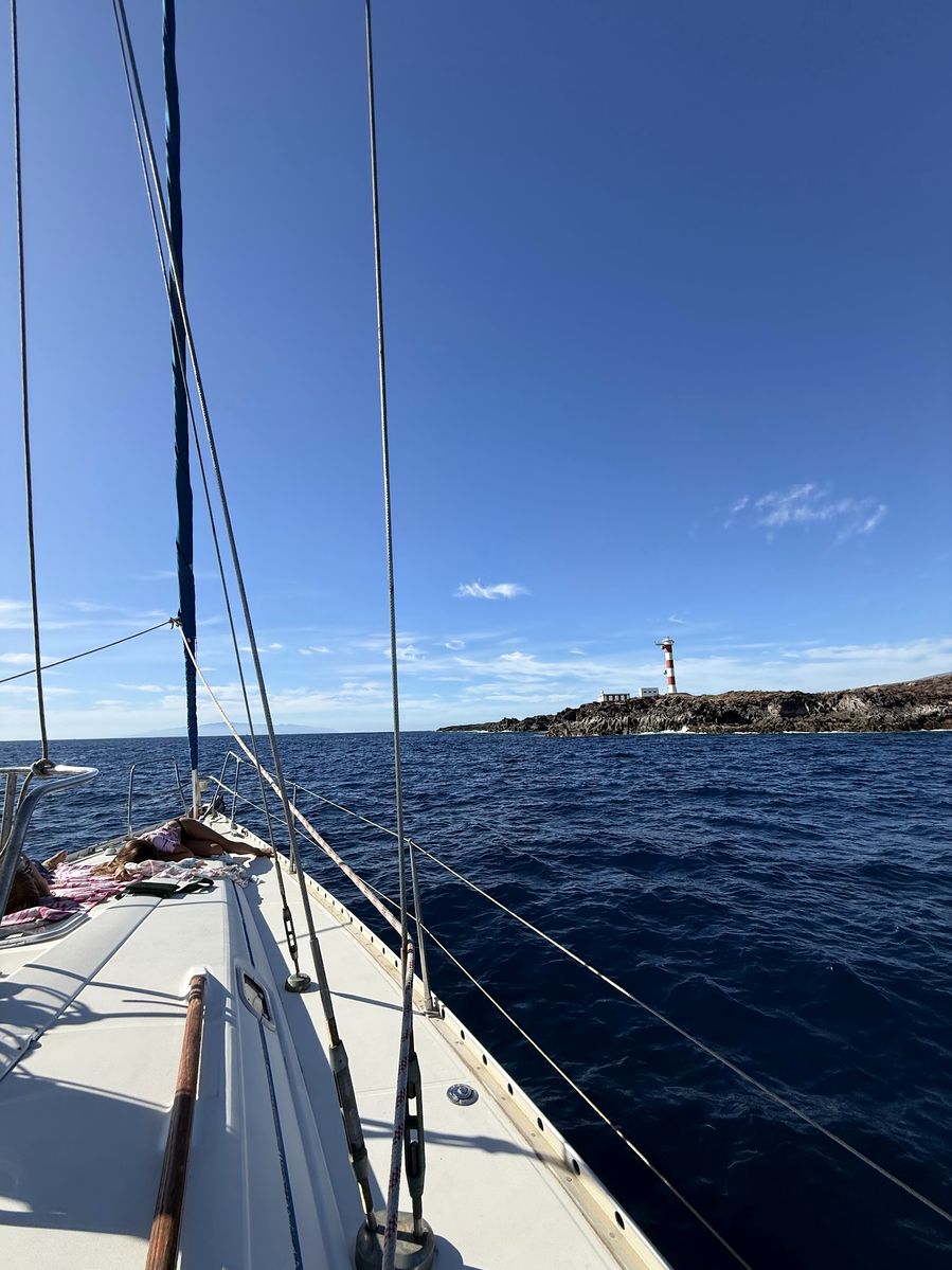 Яхта в океані